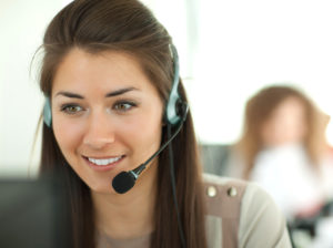 Frau mit headset für Geo Nummern